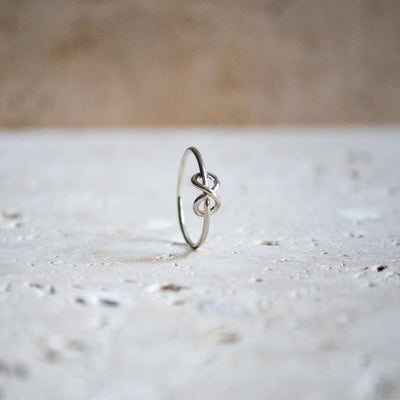 Delicate Knot Infinity Ring in 925 Sterling Silver / Pretzel Bow