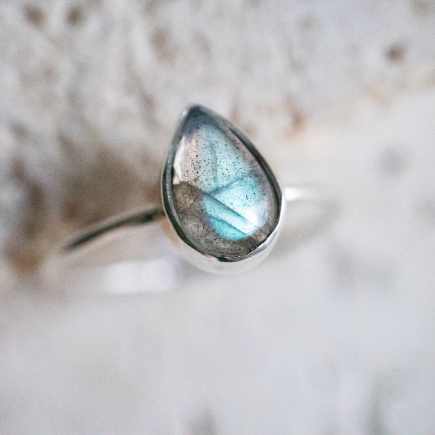 Delicate tear-shaped ring with labradorite in 925 sterling silver / stackable tear ring handmade
