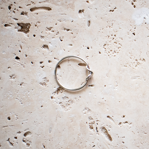 Delicate Knot Infinity Ring in 925 Sterling Silver / Pretzel Bow