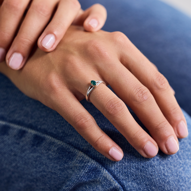 Small Green Onyx Ring with Oval Stone made of 925 Sterling Silver hand crafted