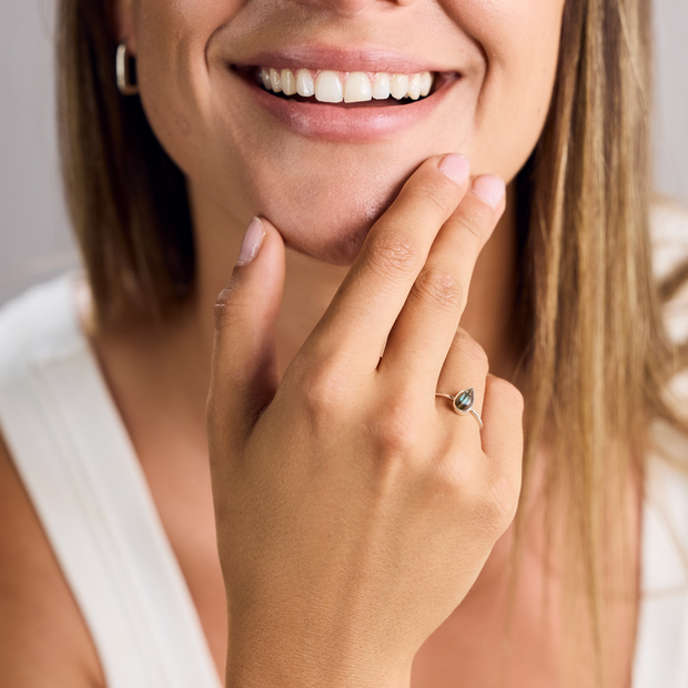 Delicate tear-shaped ring with labradorite in 925 sterling silver / stackable tear ring handmade