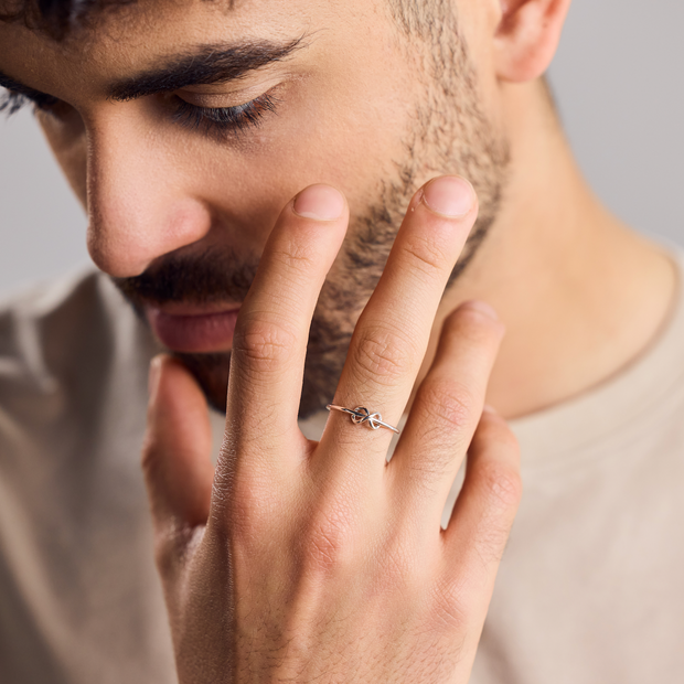 Delicate Knot Infinity Ring in 925 Sterling Silver / Pretzel Bow