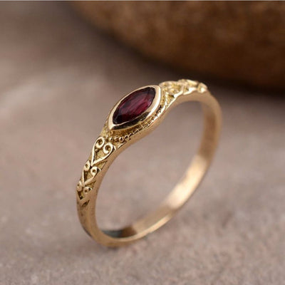 Queen - Vintage Gold Ring with Red Gemstone