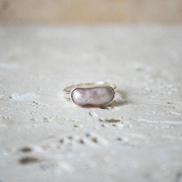 Delicate statement ring made of 925 sterling silver with pink freshwater pearl
