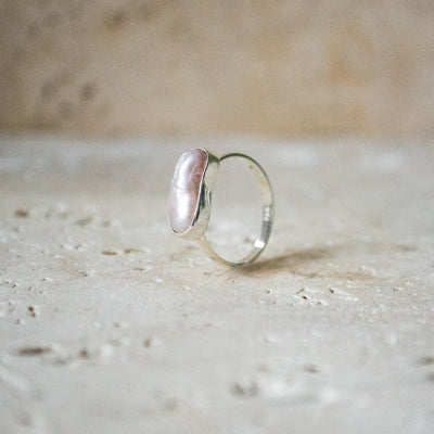 Delicate statement ring made of 925 sterling silver with pink freshwater pearl