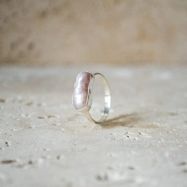 Delicate statement ring made of 925 sterling silver with pink freshwater pearl
