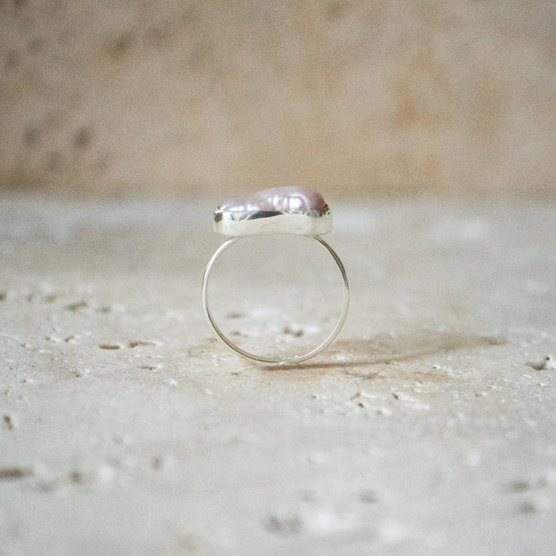 Delicate statement ring made of 925 sterling silver with pink freshwater pearl