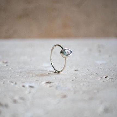 Delicate tear-shaped ring with labradorite in 925 sterling silver / stackable tear ring handmade
