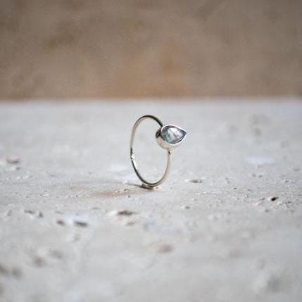 Delicate tear-shaped ring with labradorite in 925 sterling silver / stackable tear ring handmade